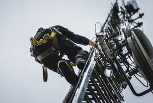 utilites_worker_climbing